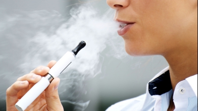 Alarmant. Ce pot păți adolescenții care fumează țigări electronice