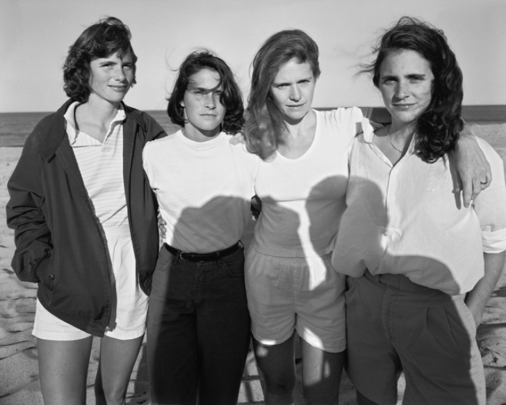 Patru surori s-au fotografiat împreună vreme de 40 de ani. Ultima poză e emoţionantă