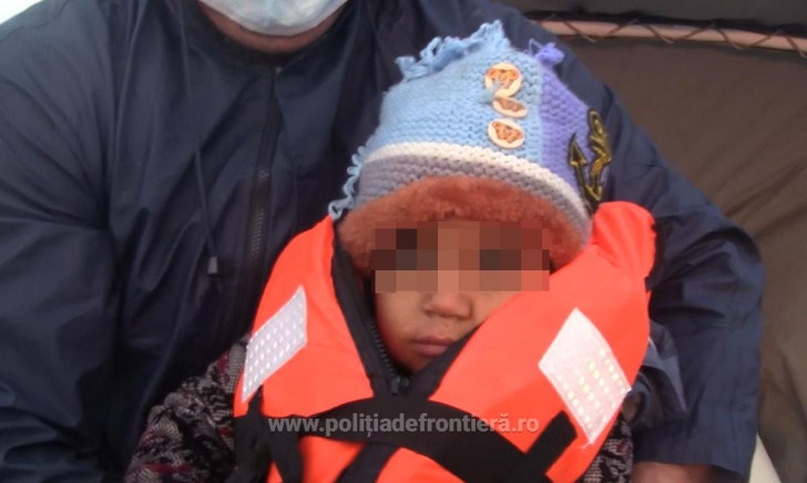 Acțiune exemplară a polițiștilor de frontieră români: Peste 50 de persoane, salvate din Marea Egee