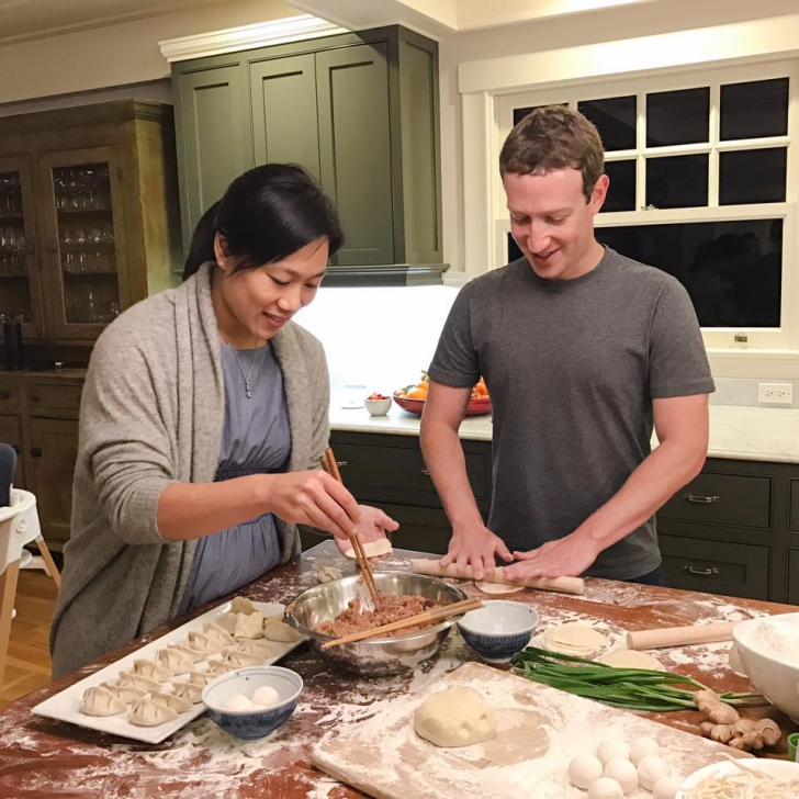 Mark Zuckerberg, surprins în timp ce GĂTEŞTE colţunaşi - VIDEO
