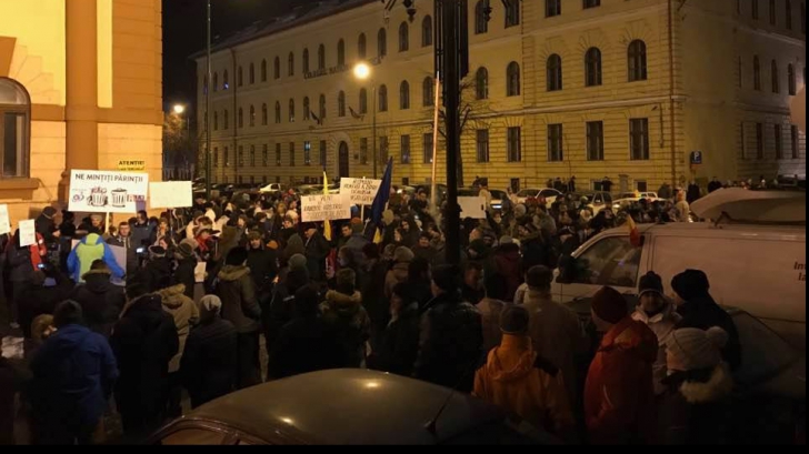 Proteste şi în marile oraşe ale ţării. Mii de oameni cere demisia Guvernului Grindeanu
