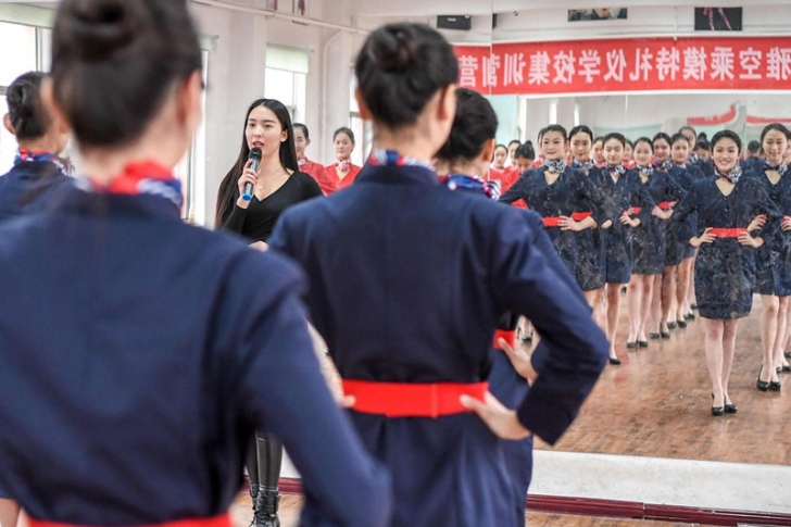 Pare şcoală de manechine, dar aşa arată un curs pentru stewardese în China