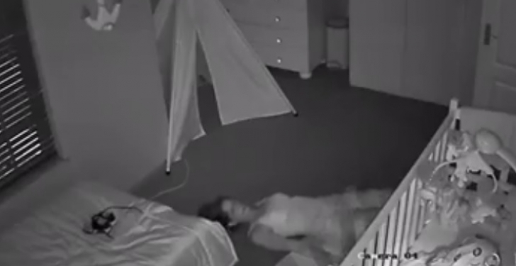 Soţul a montat o cameră video în domitorul copilului. ŞOC! Ce făcea soţia după ce micuţul adormea