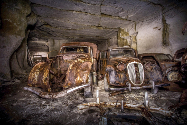 A găsit într-o peşteră maşini clasice, ascunse în Al II-lea Război Mondial. ŞOC! Ce era în ele