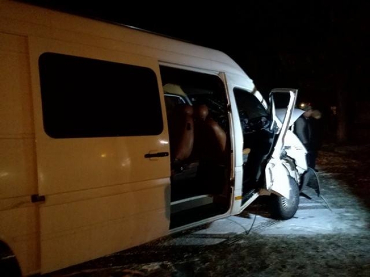 Microbuz plin de călători care veneau din Germania, lovit de tren în Bistriţa
