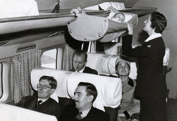 Uimitor! Poze din arhiva companiilor aeriene arată cum "zburau" bebeluşii cu avionul în anii '50