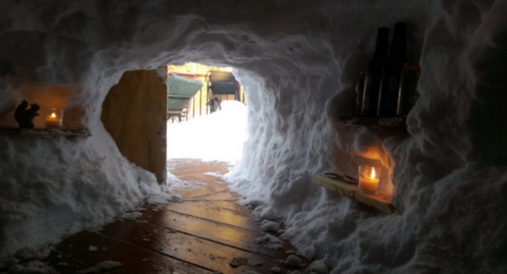 A adunat un munte de zăpadă în faţa casei. L-a transformat într-o cazemată. Interiorul e de VIS