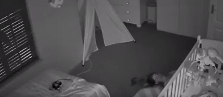 Soţul a montat o cameră video în domitorul copilului. ŞOC! Ce făcea soţia după ce micuţul adormea