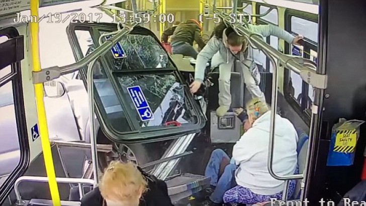 Momentul în care un autobuz plin de călători e lovit în plin de un camion, filmat din interior 