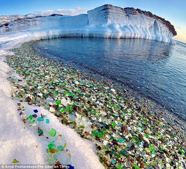 Imagini uluitoare: cum arată o plajă pe care ruşii şi-au aruncat ani la rândul sticlele de vodkă