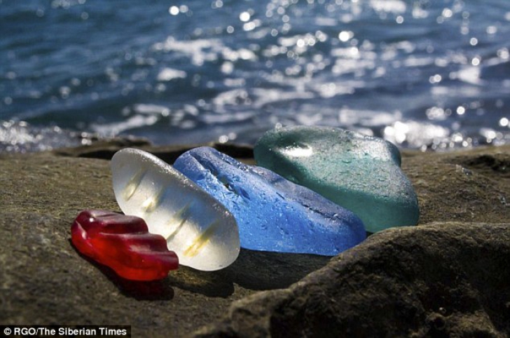 Imagini uluitoare: cum arată o plajă pe care ruşii şi-au aruncat ani la rândul sticlele de vodkă