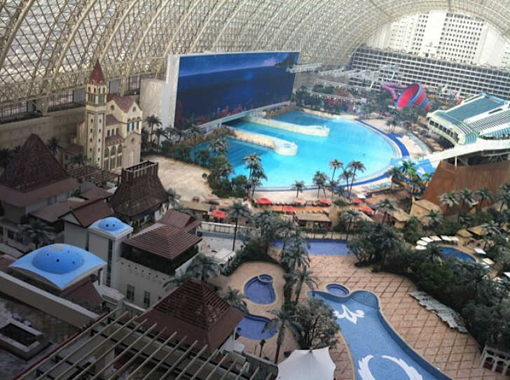 Incredibil! Cum arată cel mai mare mall din lume. Are propriul Soare, o plajă şi un sat mediteranean