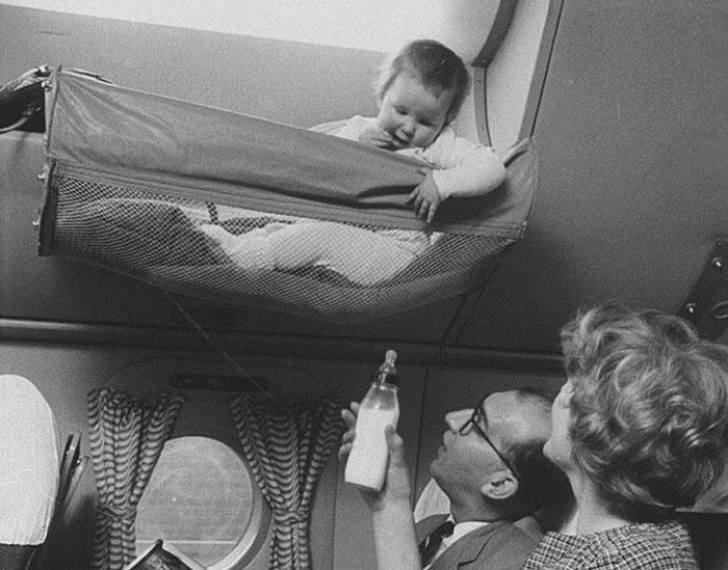 Uimitor! Poze din arhiva companiilor aeriene arată cum "zburau" bebeluşii cu avionul în anii '50