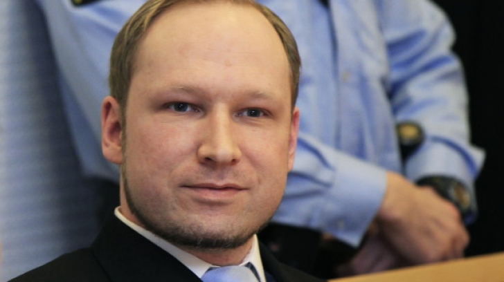 Breivik, nou gest controversat, în sala de judecată. Norvegianul a ucis 77 de persoane