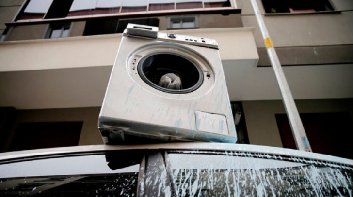 Un bărbat furios din Turcia a aruncat pe geam maşina de spălat cu rufe în ea. Unde a aterizat