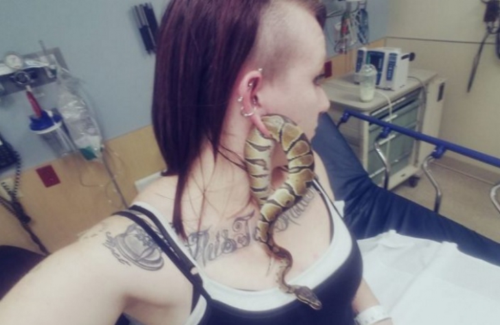 A mers la spital cu cea mai ŞOCANTĂ urgenţă: un şarpe i se blocase în lobul urechii