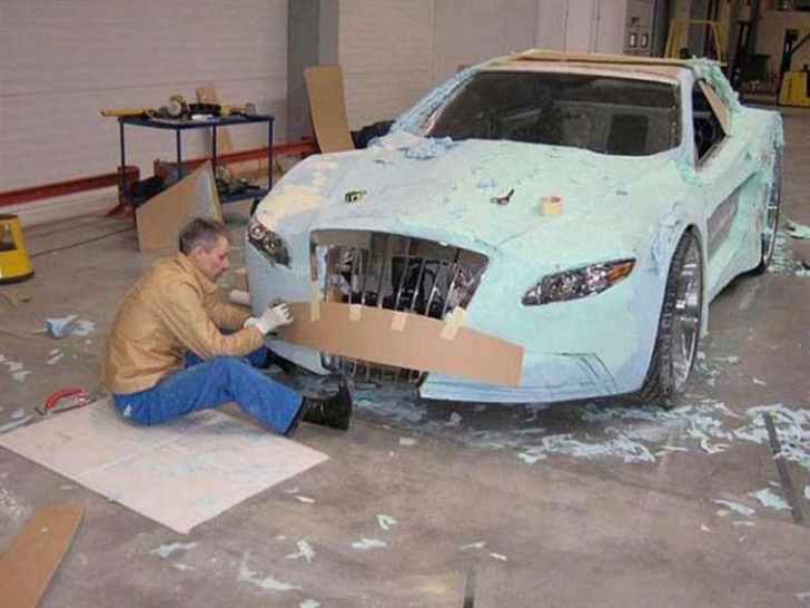 Şi-a făcut PRAF Mercedes-ul CLK, dar l-a restaurat cu spumă de lipit. A rezultat un bolid incredibil
