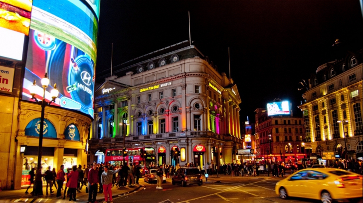 Premieră! Luminile din Piccadilly Circus au fost stinse după 70 de ani 
