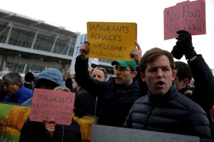 Proteste în principalele aeroporturi din SUA, după ordinul semnat de Trump împotriva musulmanilor