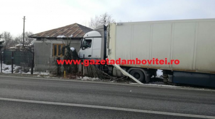 Accident teribil în Dâmboviţa: un TIR a intrat într-o casă. Un copil de 4 ani şi mama sa, la spital 