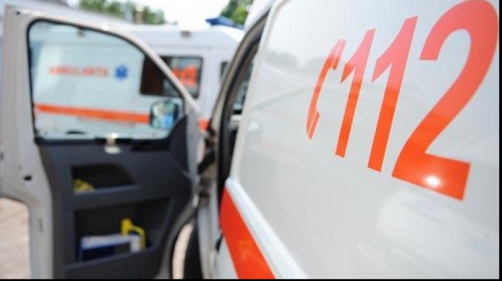 Accident spectaculos în Vâlcea: Un mort și 4 răniți după ce un șofer băut s-a răsturnat cu mașina