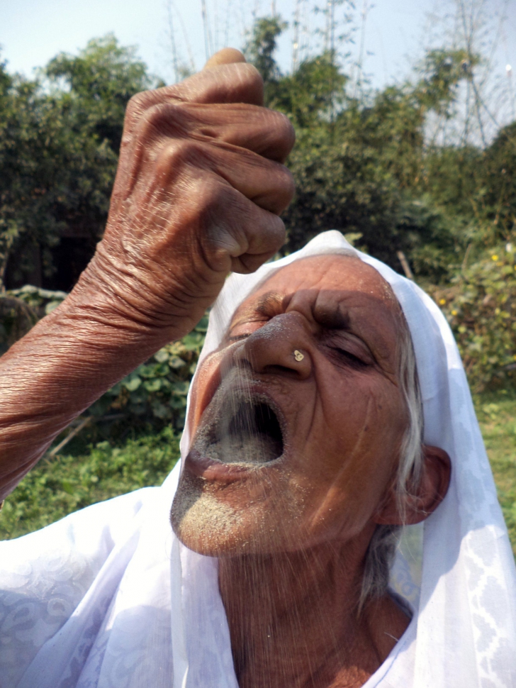 Ce face o femeie în fiecare zi, de peste 50 de ani. Îi ia câteva ore, dar o ţine sănătoasă - FOTO