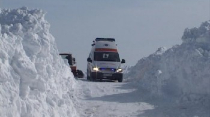 Două ambulanţe care urmau să preia bolnavi, blocate în zăpadă, în judeţul Vrancea
