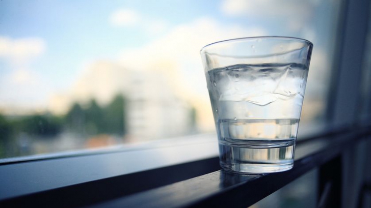 De ce e bine să ţii un pahar cu apă, iarna, în cameră