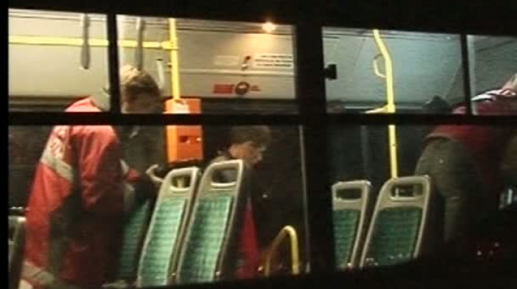 Scene de groază! Un mort a fost plimbat cu autobuzul prin oraş 