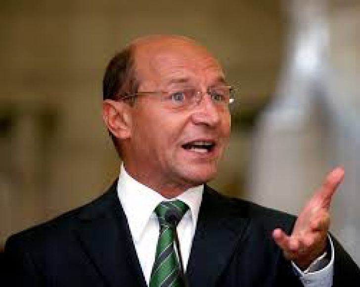 Băsescu, despre referendum: Neinspirată decizie. Nu mai bine convoca un referendum pentru Unire?