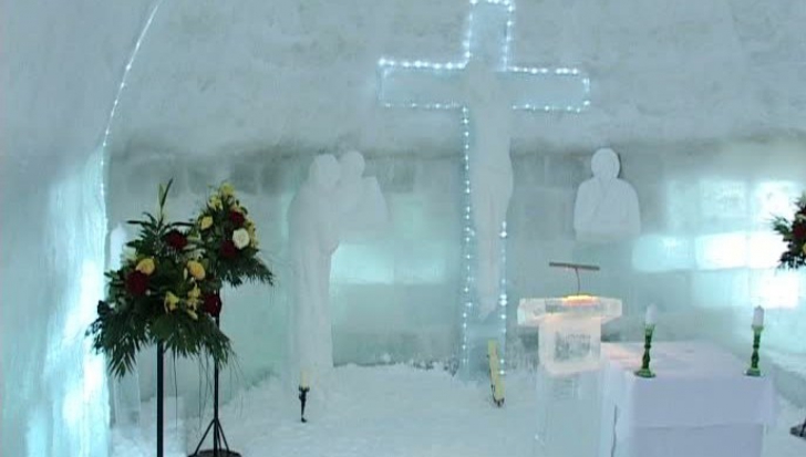 Singura biserică de gheaţă din România va fi sfinţită de un sobor de preoţi 