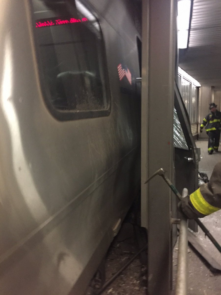 Accident feroviar în SUA! Cel puțin 76 de răniți după ce un tren a deraiat în New York 