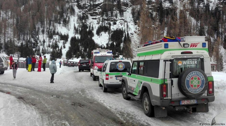 Hotel acoperit de avalanşă în Italia