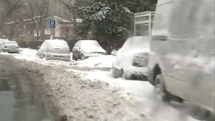Prima ninsoare în Capitală: străzile și trotuarele sunt înzăpezite VIDEO