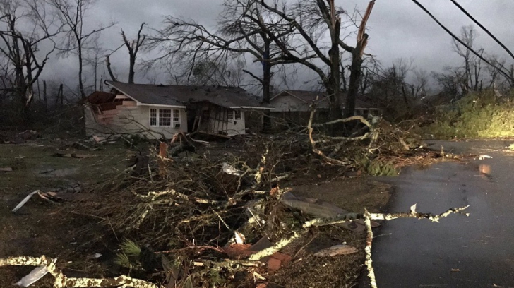 Cel puţin patru persoane au murit după ce o tornadă a lovit un oraş din Mississippi