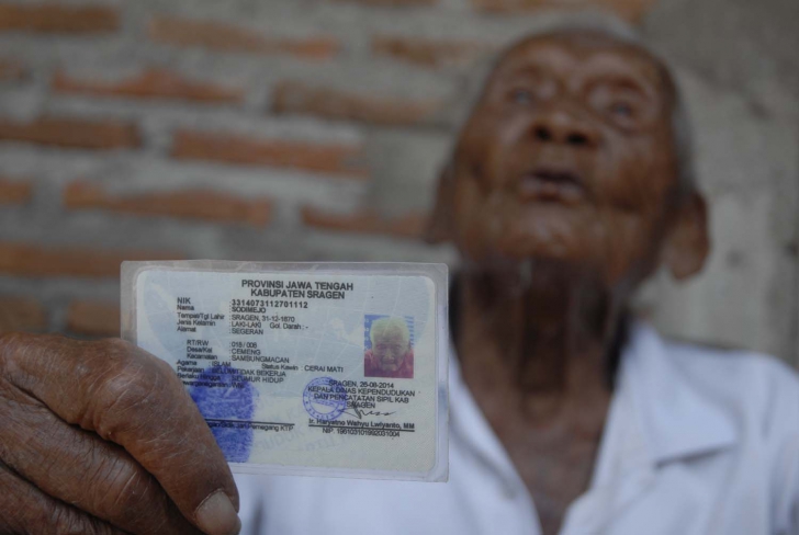 A fost descoperit cel mai bâtrân om din lume. Are 146 de ani şi trăieşte în Indonezia. Cum arată?