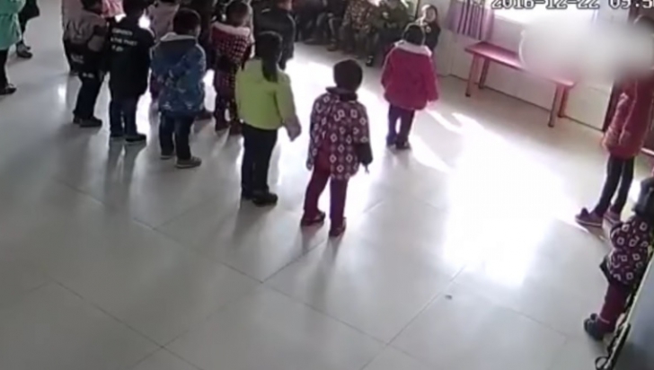 Scene de groază! Copii loviți și târâți pe jos în gradinițele din China