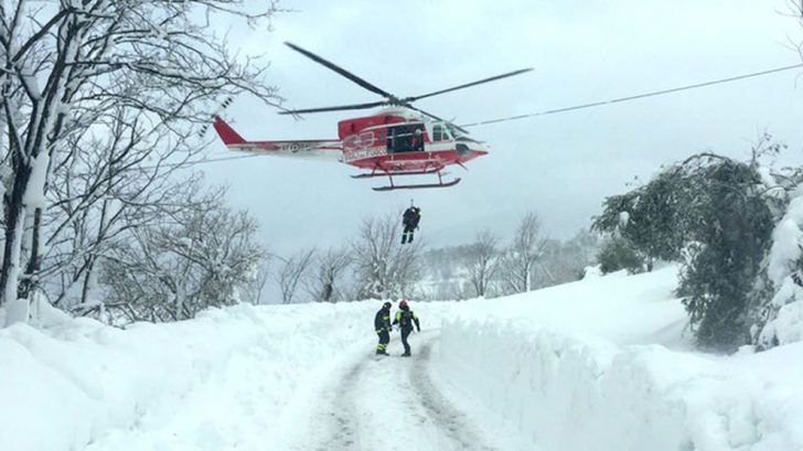 Elicopter prăbuşit în Italia în zona unde un hotel a fost îngropat de o avalanşă