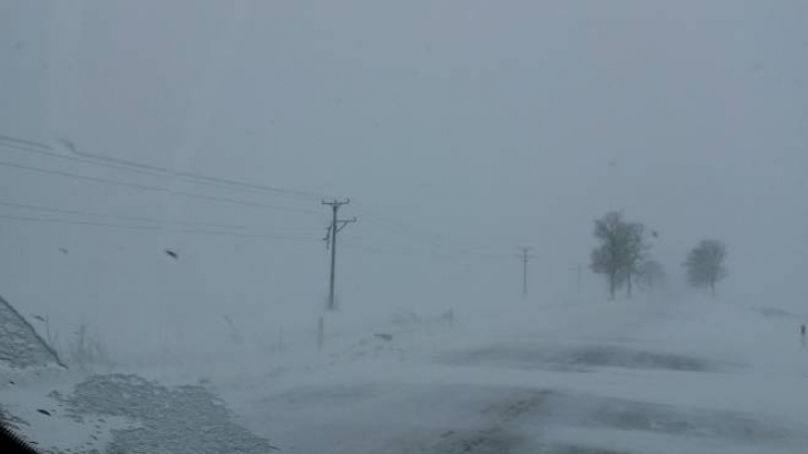Efectele viscolului: Zeci de localități fără energie electrică, sute de oameni salvați din zăpadă