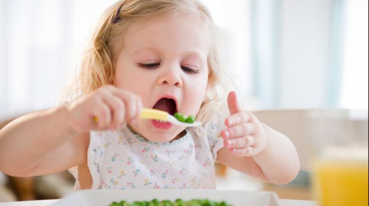 Riscul asfixierii sau al înecării cu alimente la copii. Învățați-i să mestece!