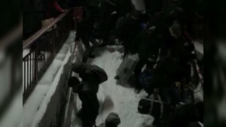 Imagini scandaloase: salt din tren direct în nămeți, la Constanța, unde gara nu a fost curățată