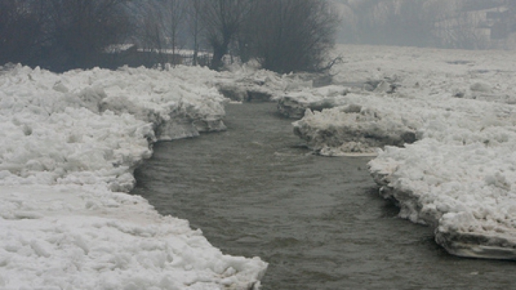 Zăporul de pe râul Bistrița are 12 kilometri lungime; gheața ajunge la 4,5 metri grosime
