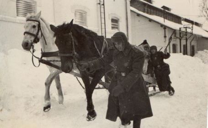 Imagini de la marele viscol din '54. Cea mai cruntă iarnă din Bucureşti. Cum se facea dezăpezirea?