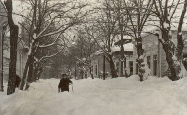 Imagini de la marele viscol din '54. Cea mai cruntă iarnă din Bucureşti. Cum se facea dezăpezirea?