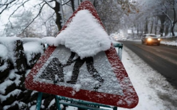 România, sub zăpadă! Drumuri şi şcoli închise, oameni morţi din cauza gerului, maşini îngropate