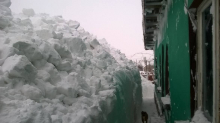 Urgia albă: case îngropate în zăpadă, la Constanţa