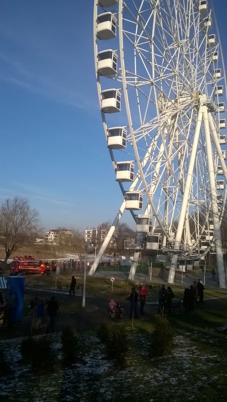 52 de persoane, blocate pentru 45 de minute în roata mare din parcul Tei 