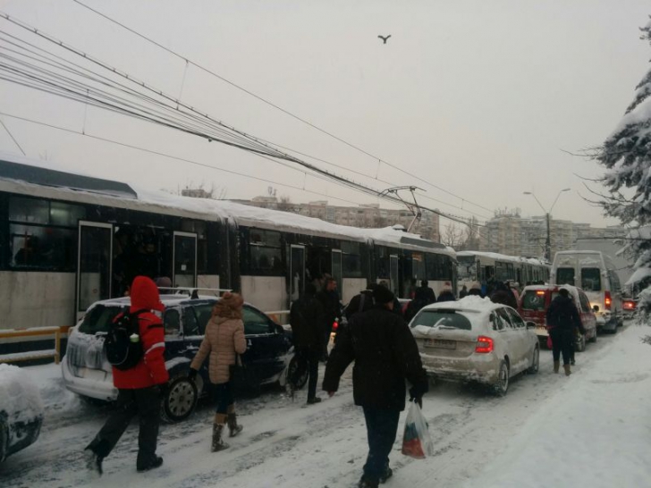 Circulația tramvaielor de pe linia 41, blocată miercuri dimineață