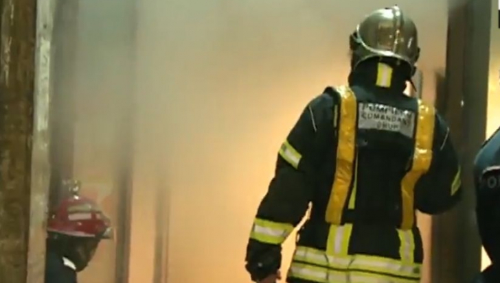 Incendiu puternic într-un bloc din centrul Bucureștiului. Un bărbat de 60 de ani a murit