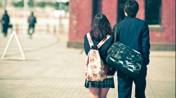 Revoltă la un liceu, după ce elevii au primit ca temă să meargă la o întâlnire romantică